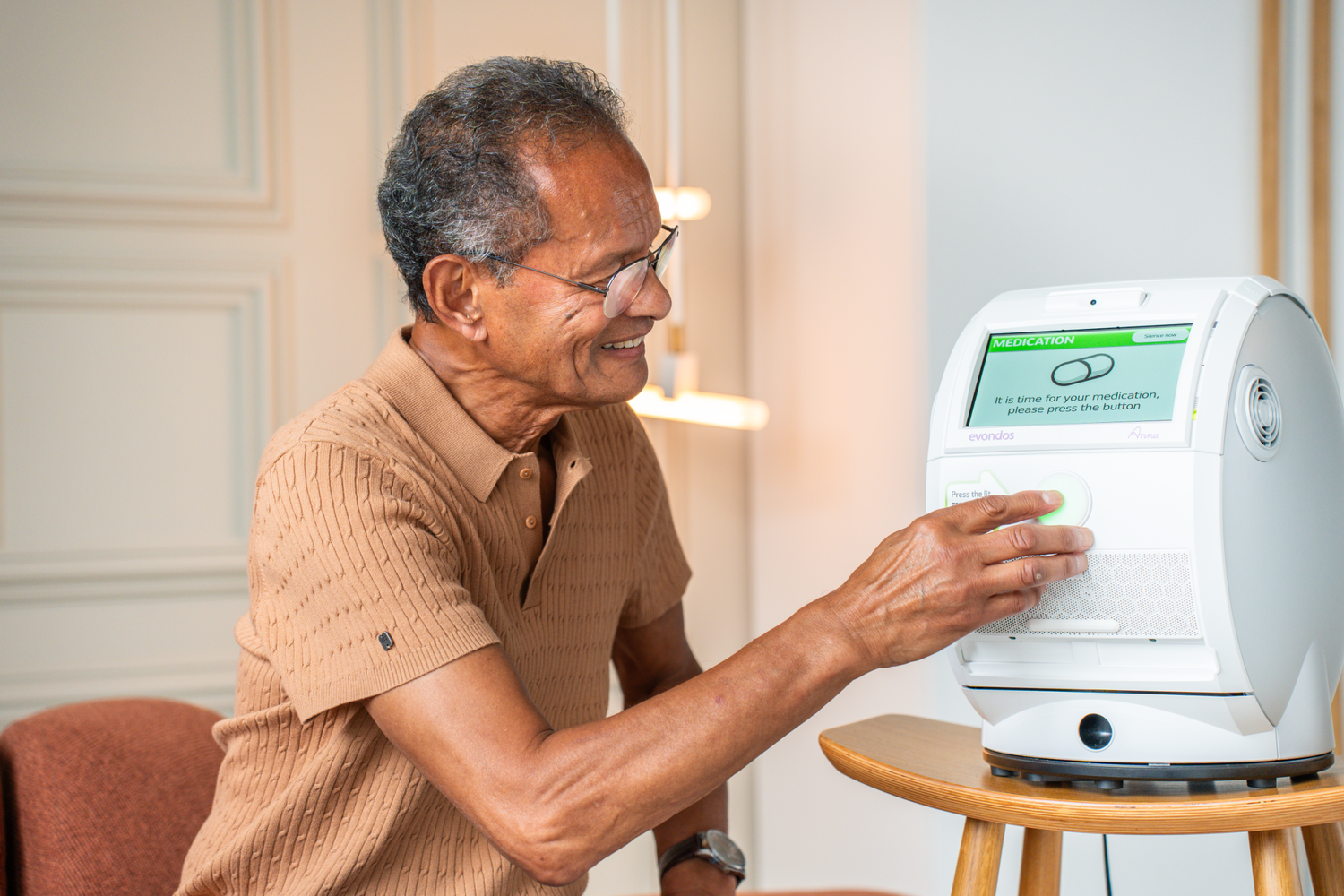 Evondos service Man pressing the button